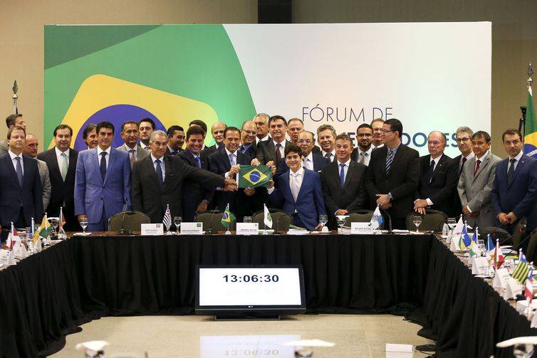 Fechamento de hospitais de campanha, falta de médicos e leitos de UTIs. Quem está mentindo?